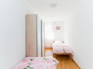 Una habitación con dos camas y una ventana. en Apartment Budimir - Two Bedroom Apartment with Balcony, en Supetar