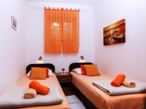 Fotografie z fotogalerie ubytování Apartments Lina - Two Bedroom Apartment with Terrace A1 v destinaci Brsečine