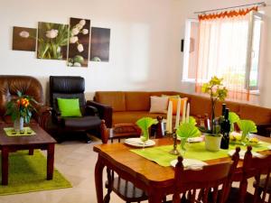 ein Wohnzimmer mit Tisch und Couch in der Unterkunft Apartments Lina - Two Bedroom Apartment with Terrace A1 in Brsečine