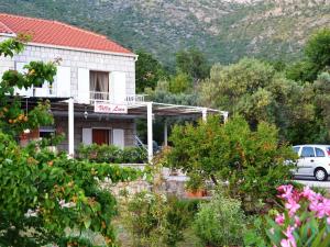 ein Haus mit einem davor geparkten Auto in der Unterkunft Apartments Lina - Two Bedroom Apartment with Terrace A1 in Brsečine