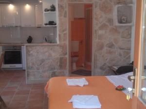 スペタルにあるHoliday Home Pavarotti-Three Bedroom Holiday Home with Terraceのキッチン、テーブル、タオル付) +22枚の写真