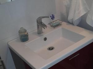 スペタルにあるHoliday Home Pavarotti-Three Bedroom Holiday Home with Terraceの白いバスルームシンク(石鹸ディスペンサー付)