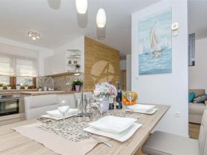 Η κουζίνα ή μικρή κουζίνα στο Villa LA-Two Bedroom Apartment with Terrace
