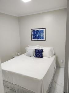フォルタレザにあるFlat Brasil tropical Belíssimoの白いベッドルーム(大型ベッド1台、白い枕付)