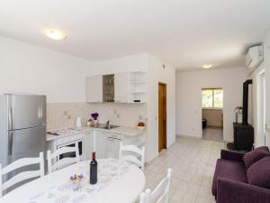 une cuisine et un salon avec une table et un canapé dans l'établissement Apartments Villa Dinga -Borak - Comfort Two Bedroom Apartment with Balcony No 6, à Potomje