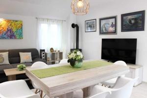 Posezení v ubytování Holiday Home Ela - Three Bedroom Holiday Home with outdoor Pool ST