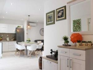 Kuchyň nebo kuchyňský kout v ubytování Holiday Home Ela - Three Bedroom Holiday Home with outdoor Pool ST