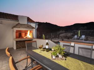 Nespecifikovaný výhled na hory nebo výhled na hory při pohledu z prázdninového domu