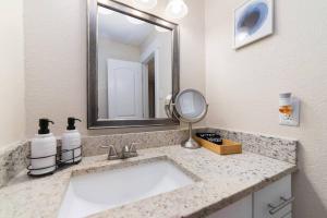 Φωτογραφία από το άλμπουμ του Walk to ATT-Free Parking-Min to attractions-Modern στο Άρλινγκτον