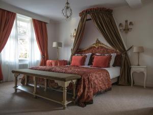 A bed or beds in a room at B & B Hotel The Baron Crown