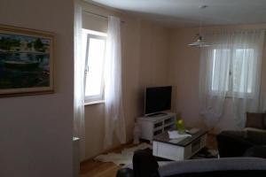 Μια τηλεόραση ή/και κέντρο ψυχαγωγίας στο Apartments Villa Rustica ST - Two-Bedroom Apartment with Balcony and Shared Pool 1 kat