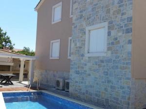 Πισίνα στο ή κοντά στο Apartments Villa Rustica ST - Two-Bedroom Apartment with Balcony and Shared Pool 1 kat