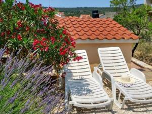 Zahrada ubytování Apartments Vala - One Bedroom Apartment with Sea View A2