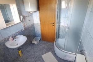 Koupelna v ubytování Apartments Vala - One Bedroom Apartment with Sea View A2 + 28 fotografií