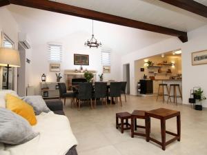 Kuchyň nebo kuchyňský kout v ubytování Stone Villa Olea-Three Bedroom Villa with Pool