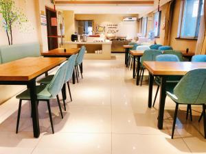无锡东方枫韵商务酒店惠山万达店餐厅或其他用餐的地方
