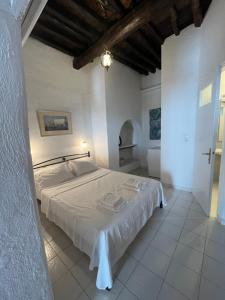 Postel nebo postele na pokoji v ubytování Neoclassical apartment, Central Chora Andros