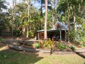 ein Haus mit einem davor geparkten Auto in der Unterkunft Alba the Scots Cottage walk every where in Maleny