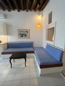 Posezení v ubytování Neoclassical apartment, Central Chora Andros
