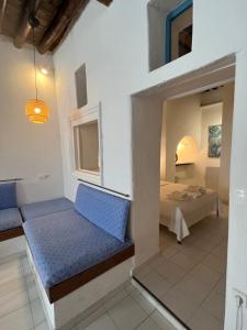 Postel nebo postele na pokoji v ubytování Neoclassical apartment, Central Chora Andros