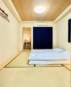 Llit o llits en una habitació de 201号室花園町,萩之茶屋駅步行2分専用バスルームアクセス便利