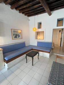 Posezení v ubytování Neoclassical apartment, Central Chora Andros