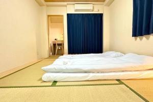 Llit o llits en una habitació de 201号室花園町,萩之茶屋駅步行2分専用バスルームアクセス便利