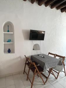 TV a/nebo společenská místnost v ubytování Neoclassical apartment, Central Chora Andros