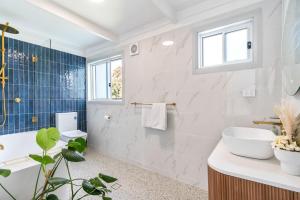 Koupelna v ubytování Racecourse Beach Coast Shack - renovated retreat + 27 fotografií