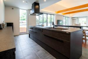 una cocina con fregadero y encimera en EKVOLI MARINA VILLA, Isumi Garden, en Chōjamachi