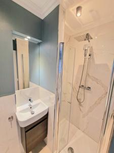 un bagno bianco con doccia e lavandino di Casa Lucia a Knittelfeld