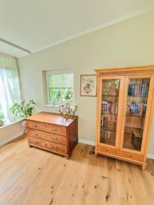 una camera con armadio in legno e cassettiera di Casa Lucia a Knittelfeld Altre 9 foto