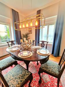 una sala da pranzo con tavolo e sedie in legno di Casa Lucia a Knittelfeld