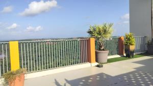 TATA Rio De Goa ,Goodstay 2 BHK Apartment With Pool ,6km from Airport ,201的阳台或露台
