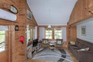 Posezení v ubytování Poukama Cottage Päijätsalo