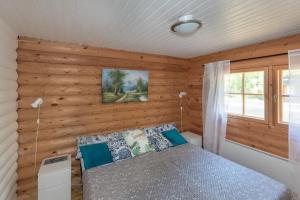 Ліжко або ліжка в номері Poukama Cottage Päijätsalo