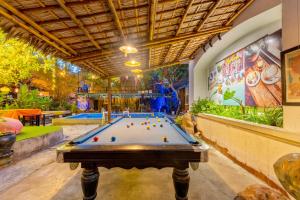 Biliár nebo kulečník v ubytování Serendipity Experience Hoi An Hostel