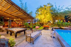 Bazén v ubytování Serendipity Experience Hoi An Hostel nebo v jeho okolí