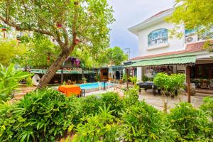 Bazén v ubytování Serendipity Experience Hoi An Hostel nebo v jeho okolí