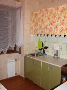  Кухня или мини-кухня в Apartment Navaginskaya 12-1 