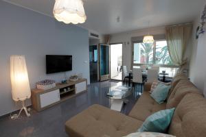 ein Wohnzimmer mit Sofa und Fernseher in der Unterkunft Gran Lugar -Mar Azul in La Manga del Mar Menor