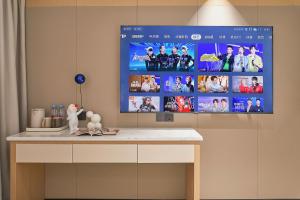 TV a/nebo společenská místnost v ubytování Meiye Hotel Zhujiang Newtown - Wuyangcun Metro - Canton Fair