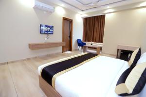TV a/nebo společenská místnost v ubytování Hotel Nirvana Inn and Banquet-Near Expo Mart Greater Noida