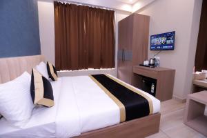 Postel nebo postele na pokoji v ubytování Hotel Nirvana Inn and Banquet-Near Expo Mart Greater Noida