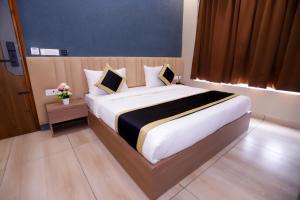 Postel nebo postele na pokoji v ubytování Hotel Nirvana Inn and Banquet-Near Expo Mart Greater Noida