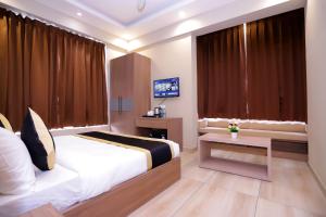 Postel nebo postele na pokoji v ubytování Hotel Nirvana Inn and Banquet-Near Expo Mart Greater Noida