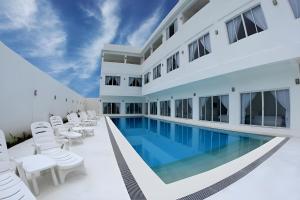 Bazén v ubytování Coron Bluewave Hotel nebo v jeho okolí