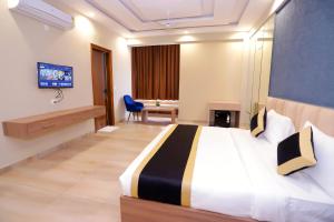 Postel nebo postele na pokoji v ubytování Hotel Nirvana Inn and Banquet-Near Expo Mart Greater Noida