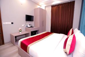 Postel nebo postele na pokoji v ubytování Hotel Nirvana Inn and Banquet-Near Expo Mart Greater Noida