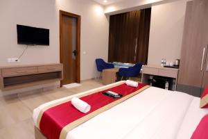 TV a/nebo společenská místnost v ubytování Hotel Nirvana Inn and Banquet-Near Expo Mart Greater Noida